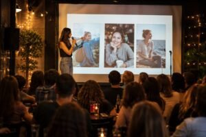 Frau präsentiert bei einem Dating-Event Fotos einer Single-Freundin auf einer Leinwand vor Publikum.