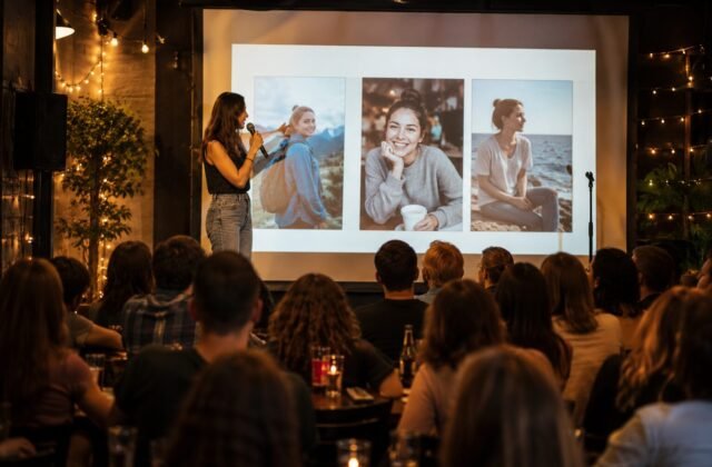 Frau präsentiert bei einem Dating-Event Fotos einer Single-Freundin auf einer Leinwand vor Publikum.