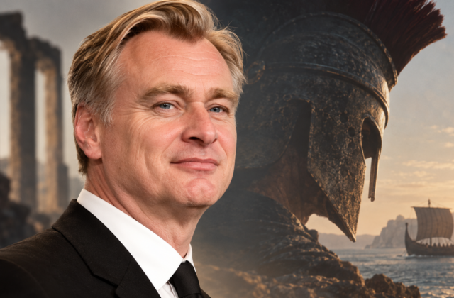 Christopher Nolan vor einer von Die Odyssee inspirierten Kulisse mit antikem Kriegerhelm und Schiff auf dem Meer.