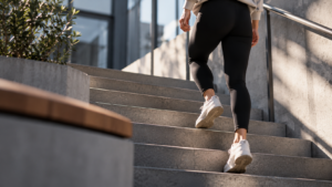Person steigt zügig eine Treppe hinauf und integriert kurze Bewegung in den Alltag.