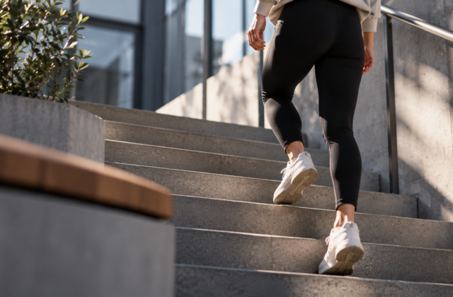 Person steigt zügig eine Treppe hinauf und integriert kurze Bewegung in den Alltag.